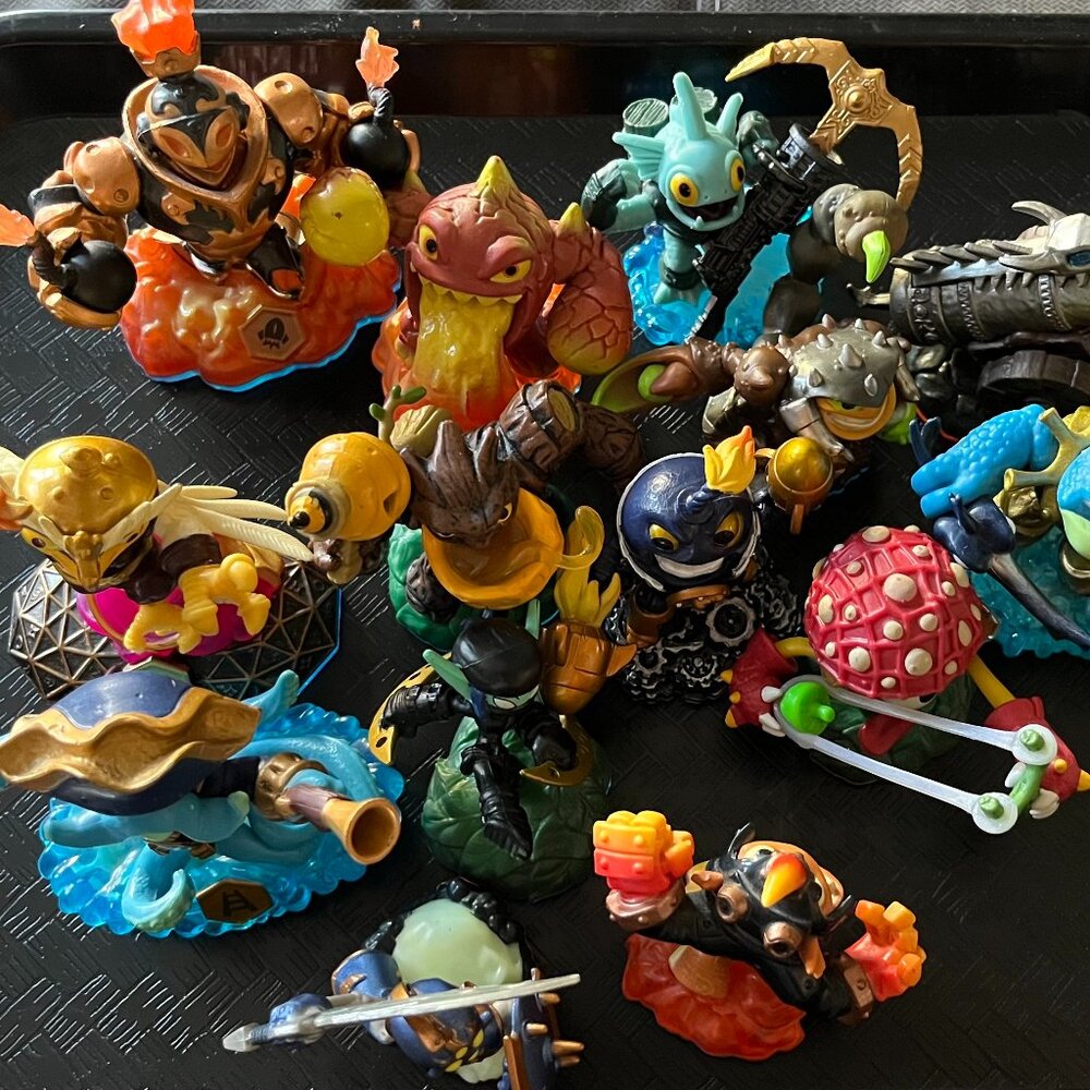 Skylanders Swap Force Game (PS4) , Wired USB Portal Power & 14 Force Figurines